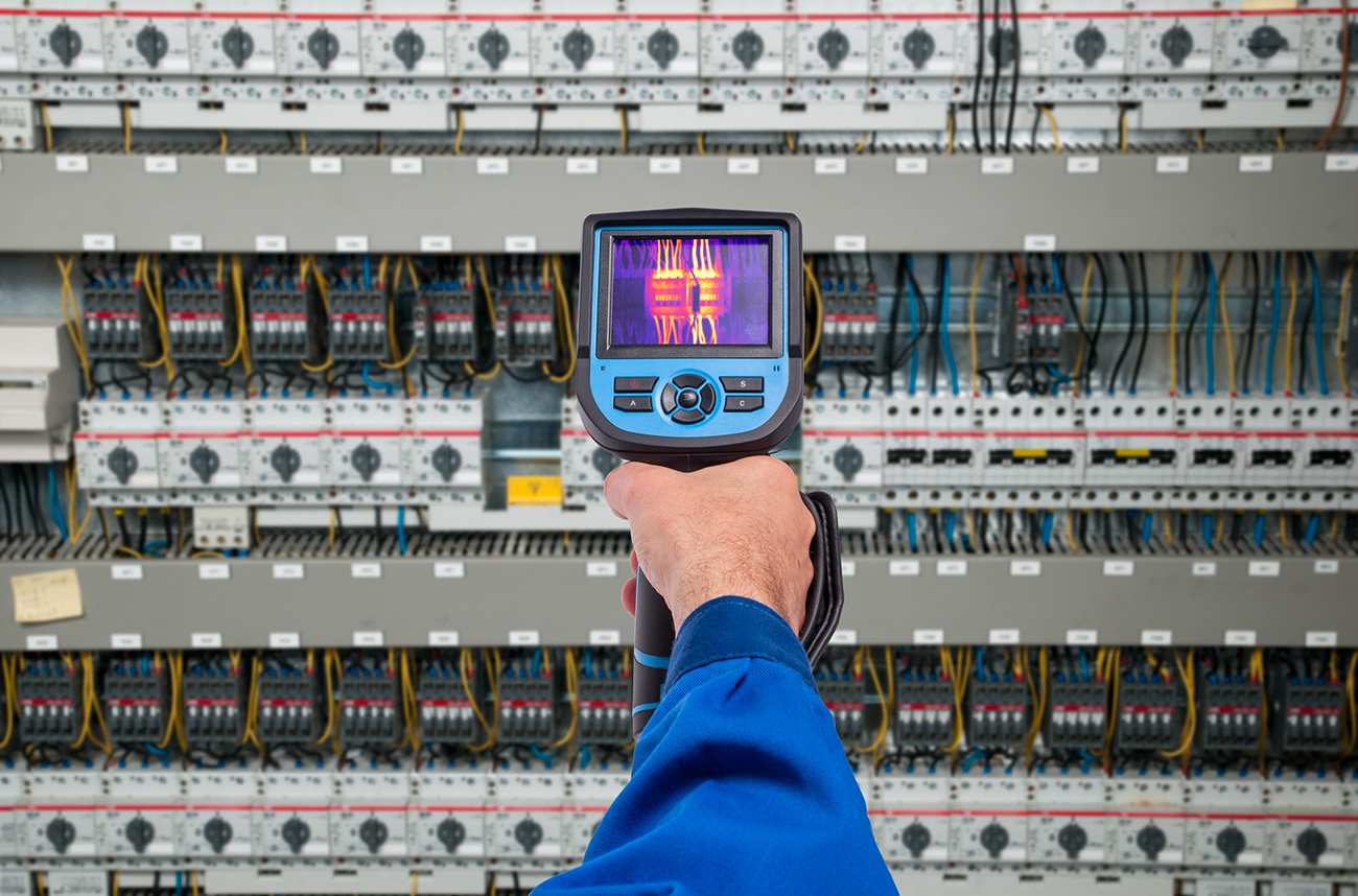 SKF-thermal-camera-in-hand
